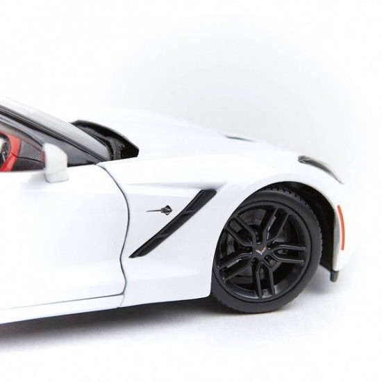 Автомобиль Maisto 1:18 Chevrolet Corvette Stingray Z51 (31677) white